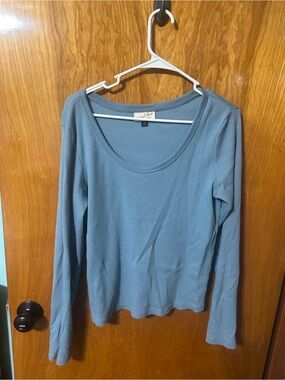 Universal Thread Light Blue Long-Sleeve Scoop Neck Top
